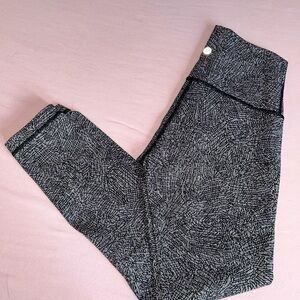 Lululemon patterned wunder under size 4